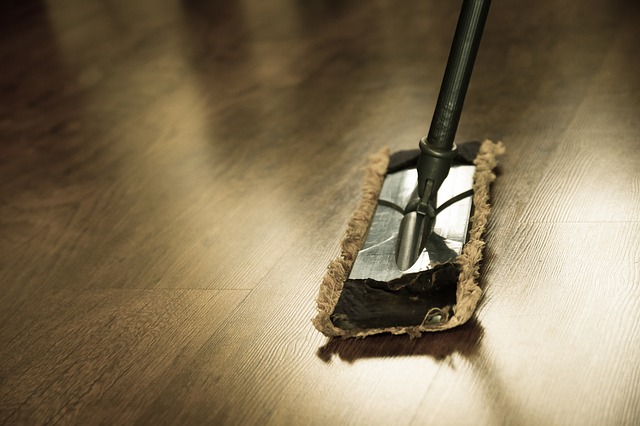 Domowe środki czystości do mebli drewnianych: Ochrona i pielęgnacja.