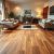 Drewniana podłoga do salonu: trwałość, wybór gatunku i styl aranżacji